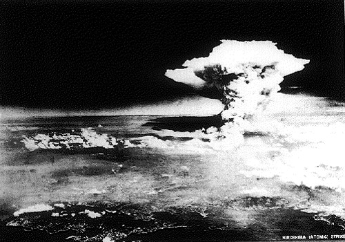 広島に投下された原子爆弾のキノコ雲。炸裂から約１時間後。米軍機より撮影