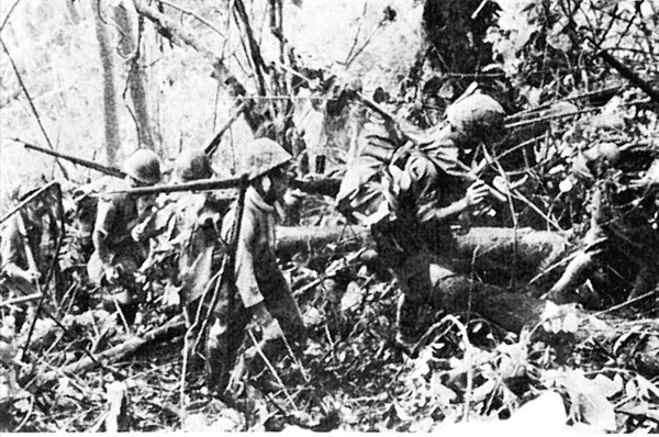 オーエンスタンレー山脈を進撃する歩兵第１４４連隊の将兵